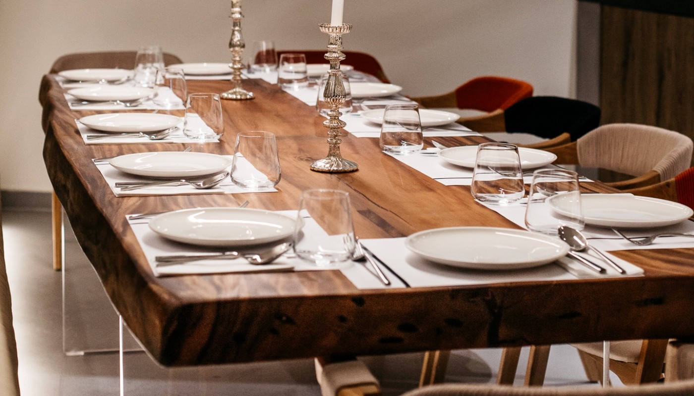 333 & CHEF’S WORKSHOP: ΣΤΙΛΑΤΟ ΜΠΙΣΤΡΟ ΜΕ ΔΥΟ ΠΡΟΣΩΠΑ ΑΛΛΑ ΚΑΙ ΑΔΥΝΑΜΙΕΣ -ΠΡΟΣ ΤΟ ΠΑΡΟΝ- ΣΤΗΝ ΚΟΥΖΙΝΑ | Κριτικές Εστιατορίων