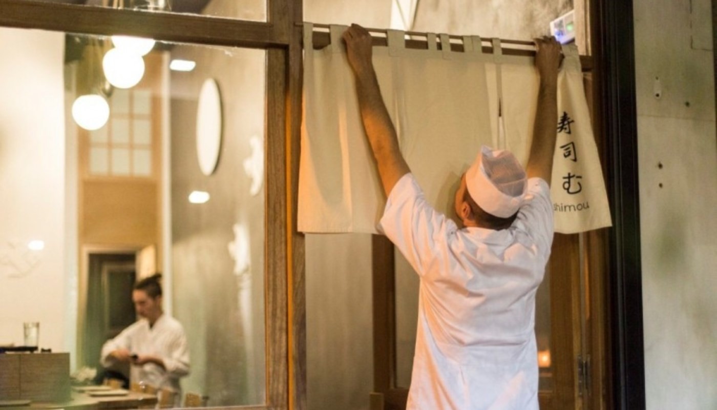SUSHIMOU: ΠΕΡΦΟΡΜΑΝΣ ΣΕ ΓΙΑΠΩΝΕΖΙΚΟ ΦΟΝΤΟ ΜΕ ΥΠΕΡ ΚΑΙ ΚΑΤΑ | Κριτικές Εστιατορίων