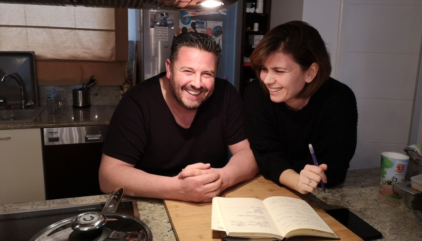 ΣΕΦ ΣΤΟ ΣΠΙΤΙ: Η ΜΑΓΚΥ ΤΑΜΠΑΚΑΚΗ ΚΑΙ Ο FRANCESCO CICCIO ΜΑΣ ΣΕΡΒΙΡΟΥΝ ΧΤΑΠΟΔΟΣΑΛΑΤΑ ΜΕ ΠΙΡΟΥΝΑΤΕΣ ΠΑΤΑΤΕΣ ΚΑΙ  ΜΑΓΙΟΝΕΖΑ ΧΤΑΠΟΔΙΟΥ | Θέματα