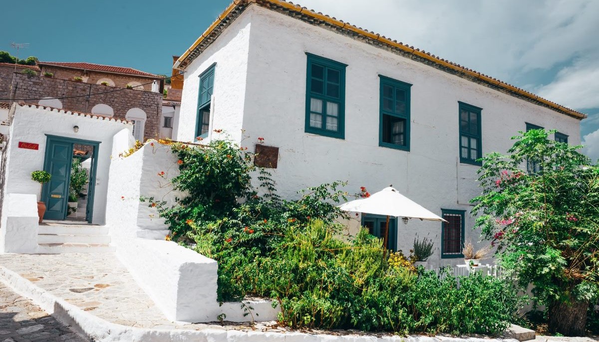 ORLOFF BOUTIQUE HOTEL ΣΤΗΝ ΥΔΡΑ: Η ΑΙΓΛΗ ΤΟΥ ΠΑΡΕΛΘΟΝΤΟΣ ΣΥΝΑΝΤΑ ΤΗΝ ΟΙΚΕΙΟΤΗΤΑ ΤΟΥ ΣΗΜΕΡΑ | Ξενοδοχεία