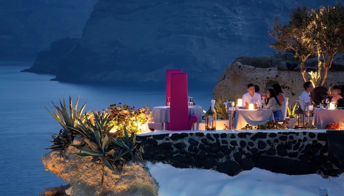 LYCABETTUS, ΣΑΝΤΟΡΙΝΗ: ΤΟ ΕΣΤΙΑΤΟΡΙΟ ΤΟΥ ANDRONIS LUXURY SUITES ΒΡΙΣΚΕΤΑΙ ΣΤΟ ΜΕΣΟΥΡΑΝΗΜΑ ΤΟΥ | Κριτικές Εστιατορίων