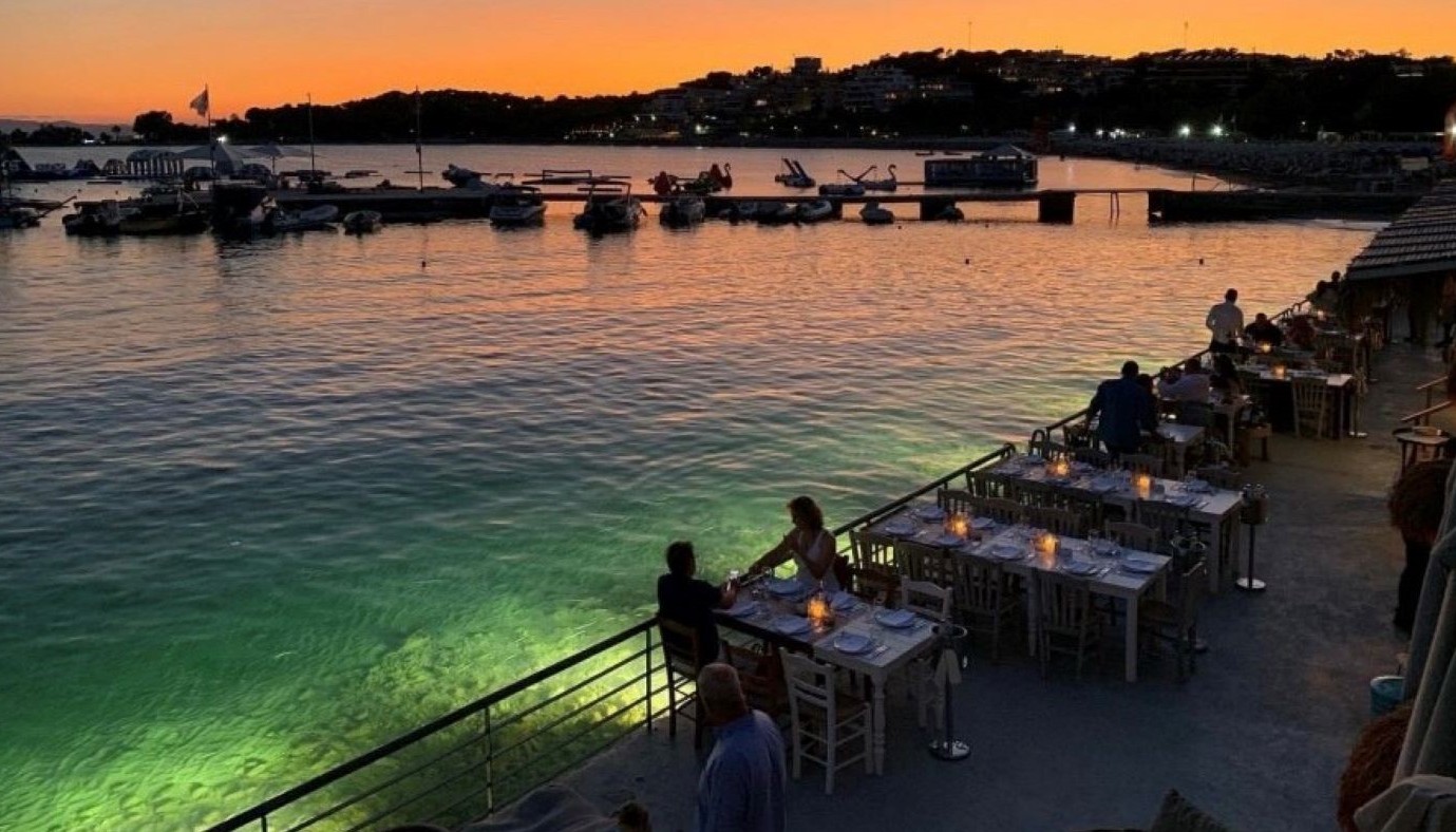 BLUEFISH: HEAD TO TAIL ΨΑΡΟΦΑΓΙΑ ΣΤΗ ΒΟΥΛΙΑΓΜΕΝΗ ΠΟΥ ΚΡΑΤΑΕΙ ΤΟΝ ΠΗΧΗ ΨΗΛΑ | Κριτικές Εστιατορίων