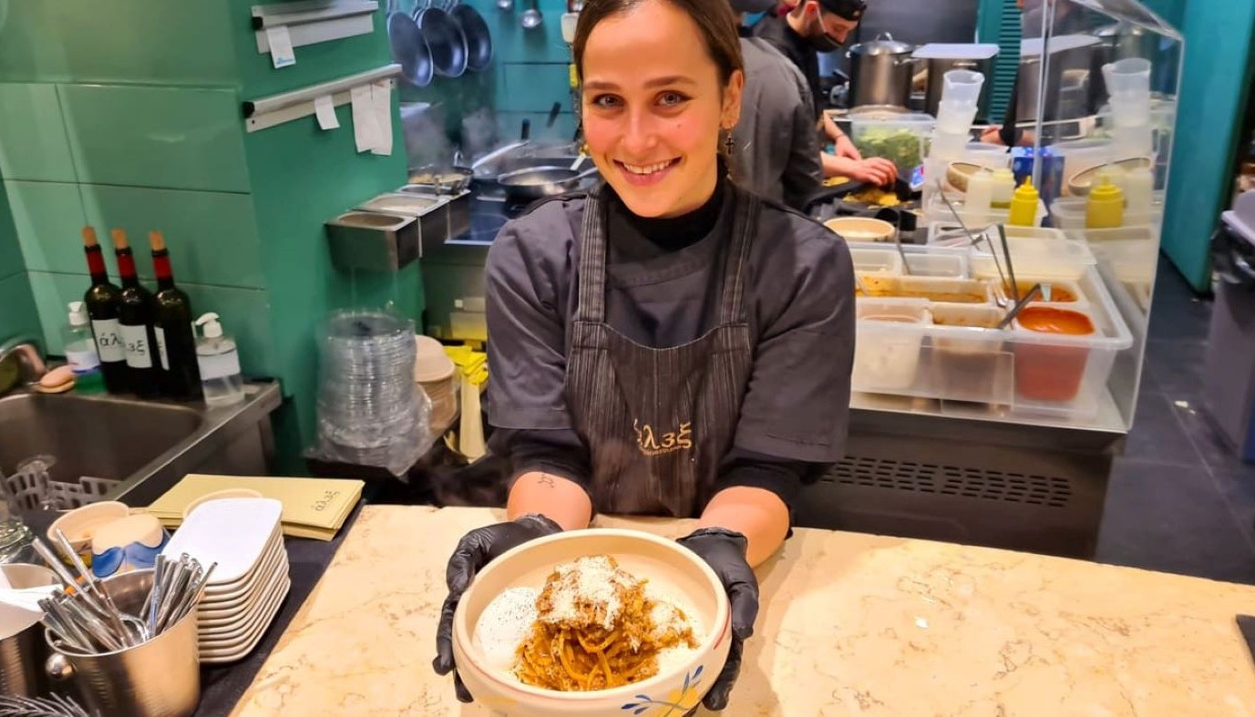 ΑΛΕΞΑΝΔΡΑ ΒΑΣΙΛΑΤΟΥ: ΟΙ ΕΛΛΗΝΕΣ ΕΙΝΑΙ ΜΑΚΑΡΟΝΑΔΕΣ! | Θέματα