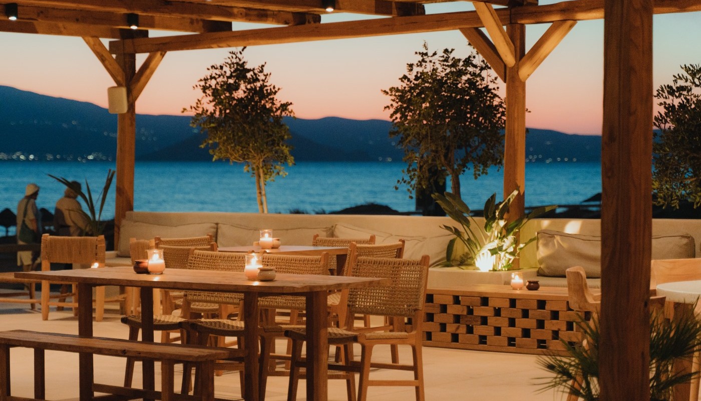 CAYA BEACH NAXOS: ΣΥΓΧΡΟΝΕΣ ΙΤΑΛΙΚΕΣ ΓΕΥΣΕΙΣ ΜΕ ΤΟΠΙΚΑ ΥΛΙΚΑ | Νέα