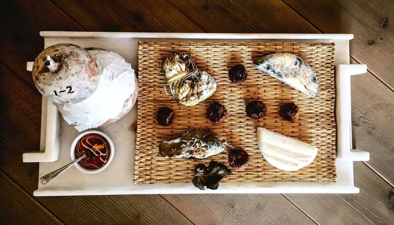 ΜΑΡΑΘΙΑ: ΣΥΝΕΧΙΖΕΙ ΝΑ ΔΙΑΠΡΕΠΕΙ ΤΟ ΕΣΤΙΑΤΟΡΙΟ ΤΟΥ ΜΑΡΙΝΟΥ ΣΟΥΡΑΝΗ ΣΤΗΝ ΤΗΝΟ | Κριτικές Εστιατορίων