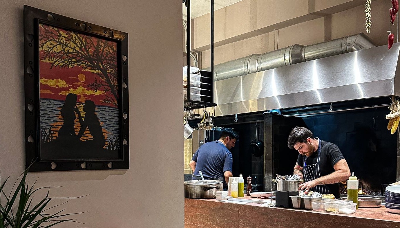 ΑΘΟΣ: ΕΝΑ ΕΛΛΗΝΙΚΟ ΤΡΑΠΕΖΙ ΠΟΥ ΣΦΥΖΕΙ ΑΠΟ ΝΟΣΤΙΜΙΑ ΣΤΗΝ ΑΚΑΔΗΜΙΑ ΠΛΑΤΩΝΟΣ | Κριτικές Εστιατορίων