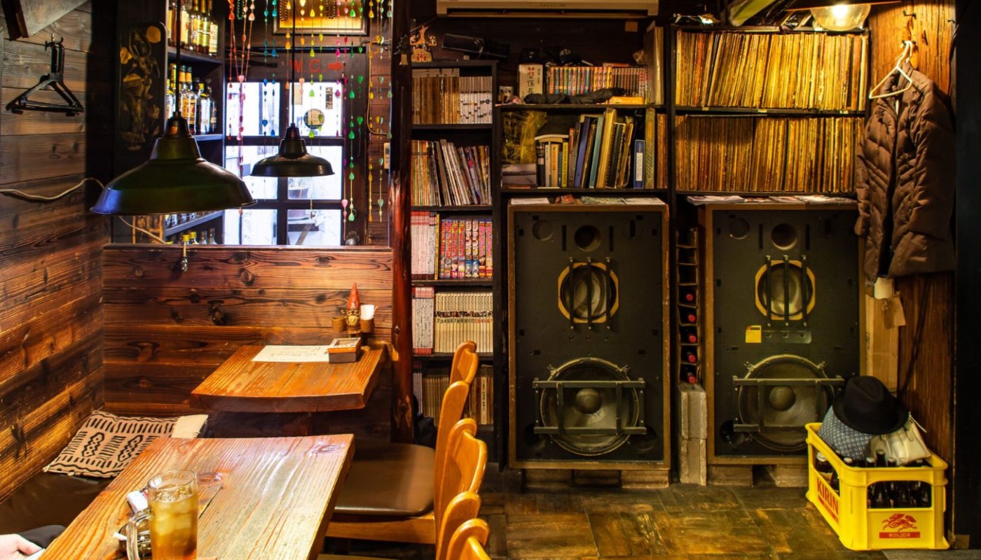 ΑΠΟ ΤΟΝ MILES DAVIS ΣΤΑ ΤΟΣΤ ΑΜΥΓΔΑΛΟΥ: ΤΑ ΘΡΥΛΙΚΑ JAZZ KISSA ΤΟΥ ΤΟΚΙΟ | Θέματα