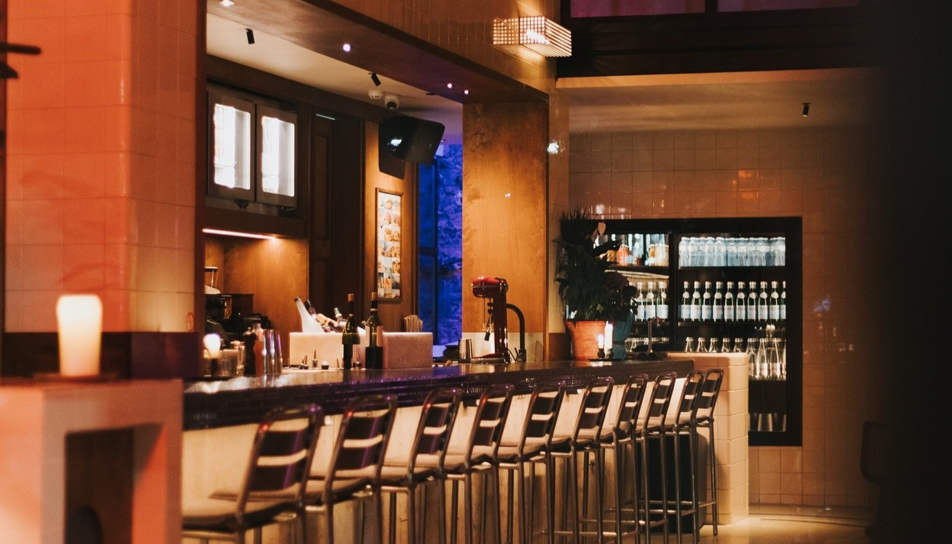 SYNC: Η ΕΠΙΤΟΜΗ ΤΗΣ ΣΥΓΧΡΟΝΗΣ ΜΗΤΡΟΠΟΛΙΤΙΚΗΣ ΕΣΤΙΑΣΗΣ ΣΤΗ ΓΝΩΡΙΜΗ ΓΩΝΙΑ ΤΗΣ ΟΔΟΥ ΒΥΣΣΗΣ | The Bars