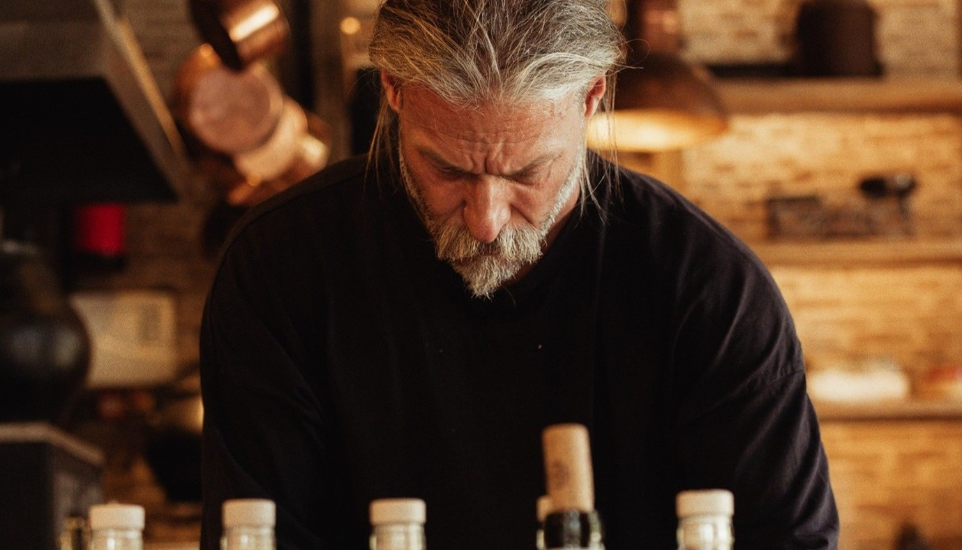 ΔΟΚΙΜΑΖΟΝΤΑΣ ΤΑ ‘ΚΑΠΝΙΣΤΑ’, ΓΑΣΤΡΟΝΟΜΙΚΑ COCKTAILS ΤΟΥ FOCU SAUVAGE ΣΤΟ ΡΟΥΦ | The Bars