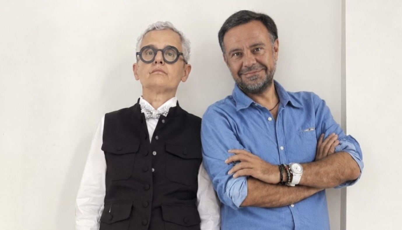 ΝΕΑ ΕΠΟΧΗ ΓΙΑ ΤΟ BY THE GLASS: Η ΦΩΤΕΙΝΗ ΠΑΝΤΖΙΑ ΕΝΩΝΕΙ ΤΙΣ ΔΥΝΑΜΕΙΣ ΤΗΣ ΜΕ ΤΟΝ ΑΠΟΣΤΟΛΟ ΤΡΑΣΤΕΛΗ | Νέα