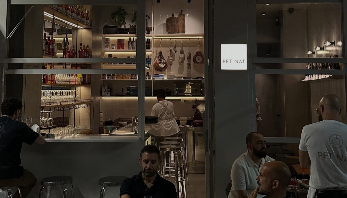 PET NAT: ΜΙΑ MINIMAL ENOTECA ΦΥΣΙΚΩΝ ΚΡΑΣΙΩΝ ΕΠΑΝΑΠΡΟΣΔΙΟΡΙΖΕΙ ΤΟ APERITIVO ΣΤΟ ΠΕΡΙΣΤΕΡΙ | The Bars
